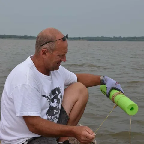 Man setting out jugline.